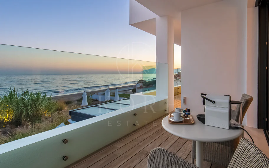Espectacular villa frente a la playa con acceso directo al mar en Costabella, Marbella