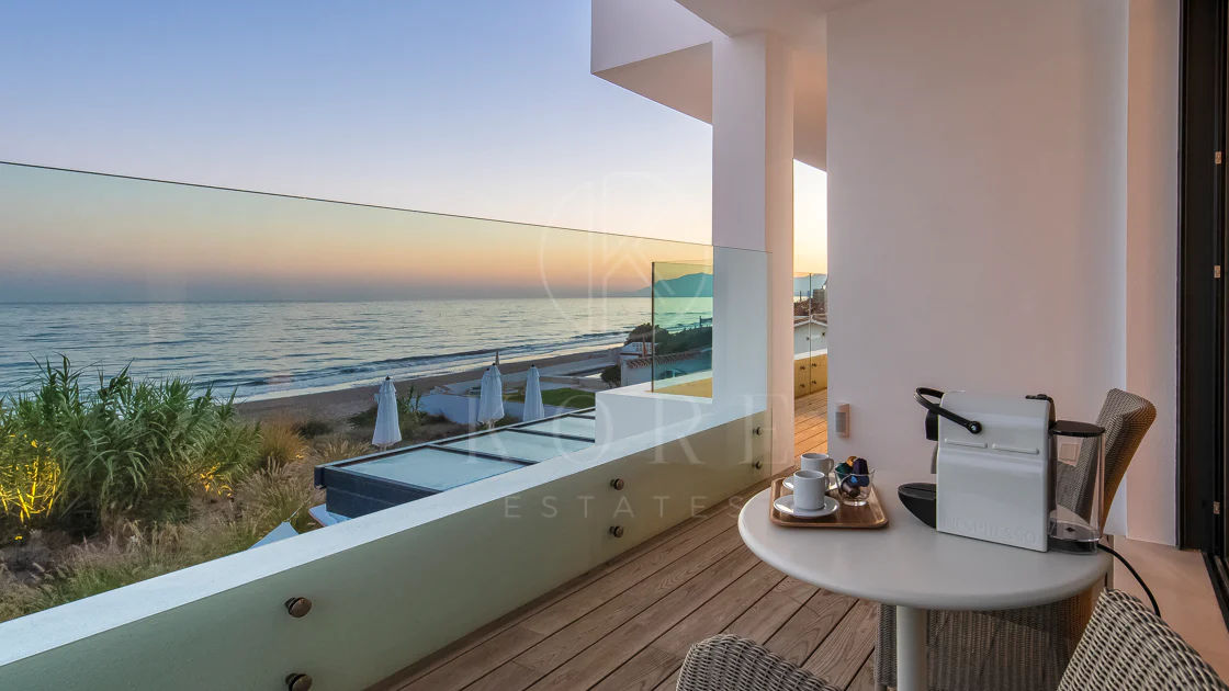 Vilă spectaculoasă cu fațadă spre sud-est, pe malul mării, cu acces direct la mare în Costabella, Marbella
