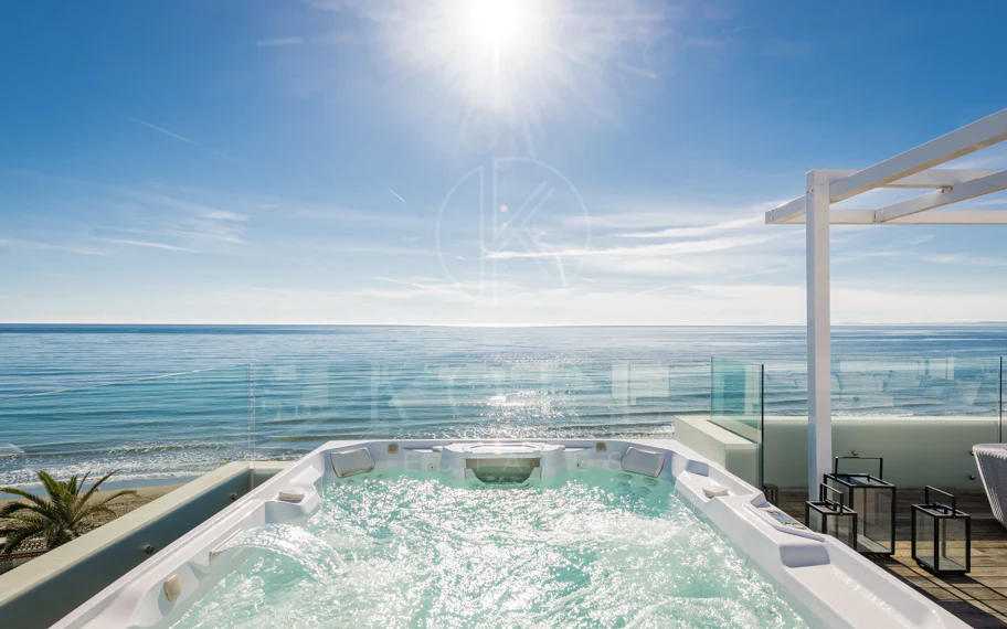 Espectacular villa frente a la playa con acceso directo al mar en Costabella, Marbella