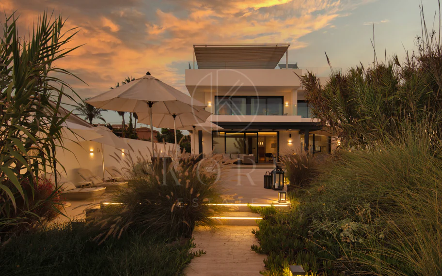 Espectacular villa frente a la playa con acceso directo al mar en Costabella, Marbella