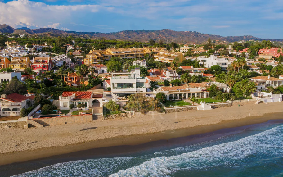 Espectacular villa frente a la playa con acceso directo al mar en Costabella, Marbella