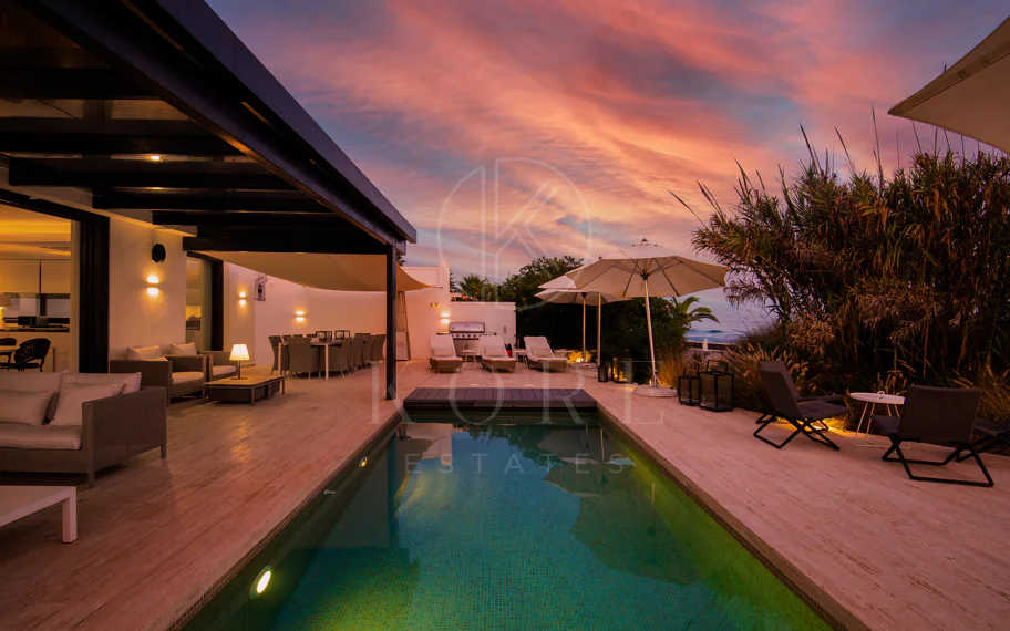 Espectacular villa frente a la playa con acceso directo al mar en Costabella, Marbella