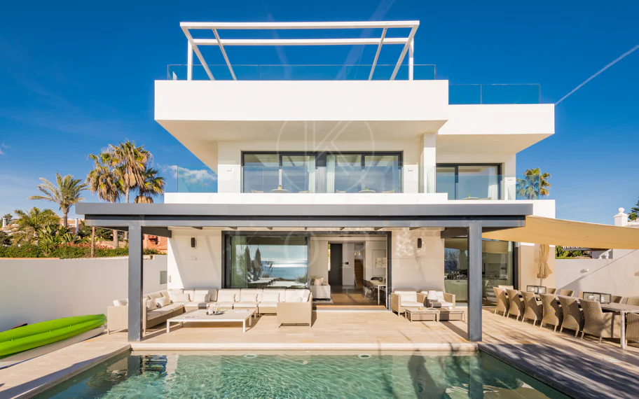 Espectacular villa frente a la playa con acceso directo al mar en Costabella, Marbella