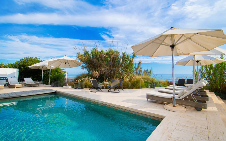 Espectacular villa frente a la playa con acceso directo al mar en Costabella, Marbella