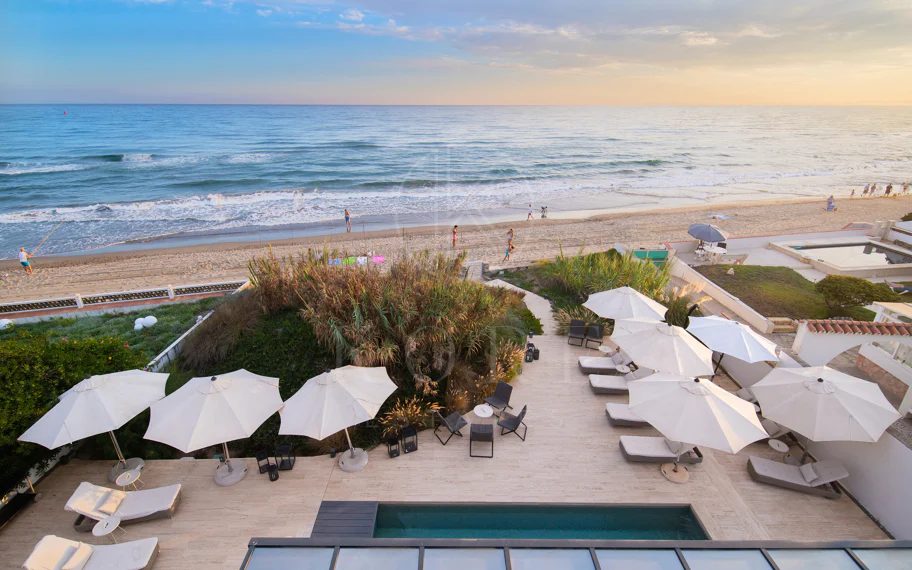 Espectacular villa frente a la playa con acceso directo al mar en Costabella, Marbella