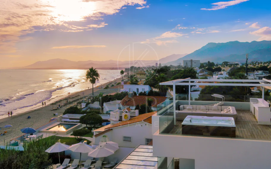 Espectacular villa frente a la playa con acceso directo al mar en Costabella, Marbella