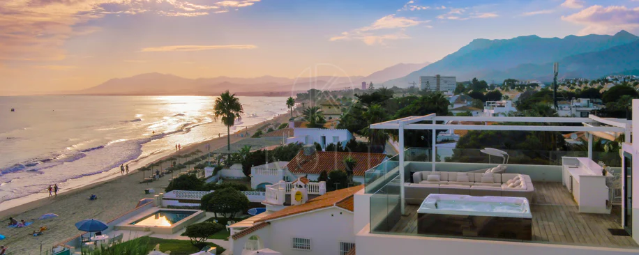 Vilă spectaculoasă cu fațadă spre sud-est, pe malul mării, cu acces direct la mare în Costabella, Marbella