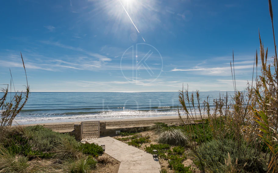Espectacular villa frente a la playa con acceso directo al mar en Costabella, Marbella