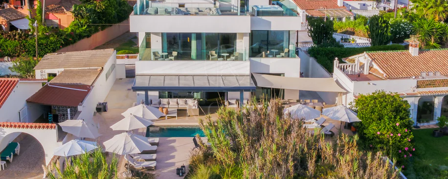 Vilă spectaculoasă cu fațadă spre sud-est, pe malul mării, cu acces direct la mare în Costabella, Marbella