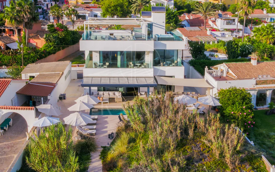 Espectacular villa frente a la playa con acceso directo al mar en Costabella, Marbella