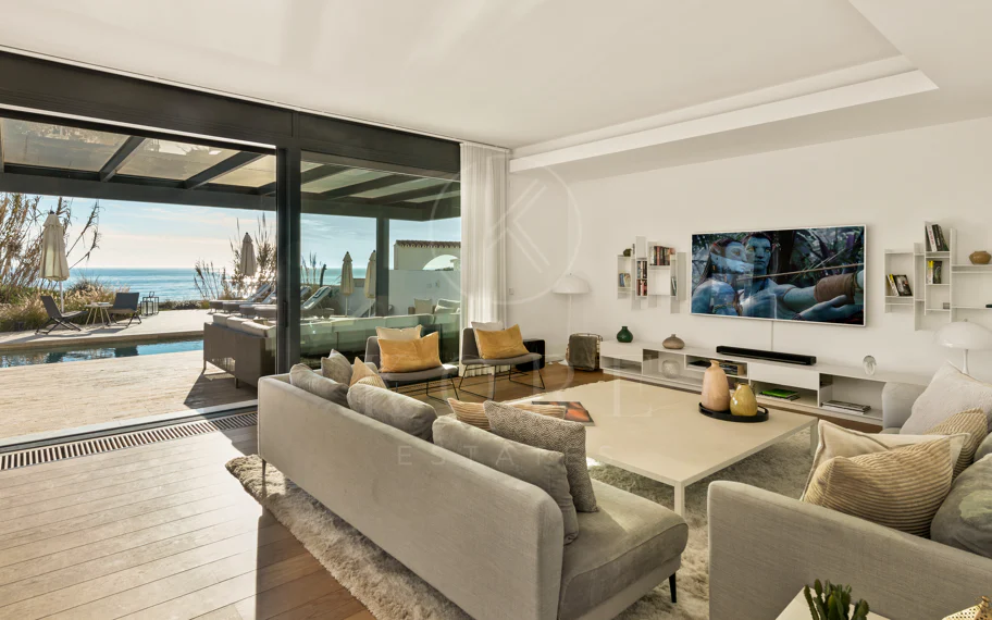 Espectacular villa frente a la playa con acceso directo al mar en Costabella, Marbella