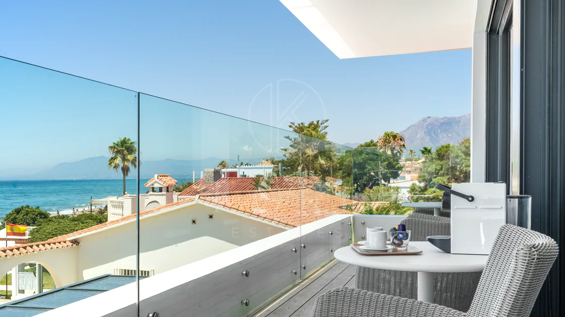 Vilă spectaculoasă cu fațadă spre sud-est, pe malul mării, cu acces direct la mare în Costabella, Marbella