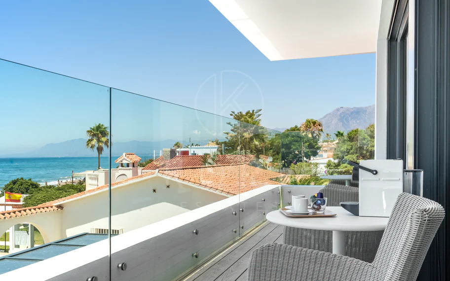 Espectacular villa frente a la playa con acceso directo al mar en Costabella, Marbella