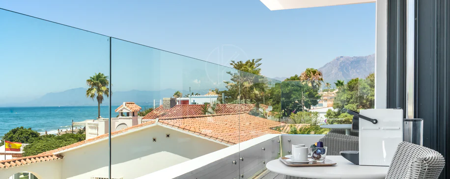 Vilă spectaculoasă cu fațadă spre sud-est, pe malul mării, cu acces direct la mare în Costabella, Marbella