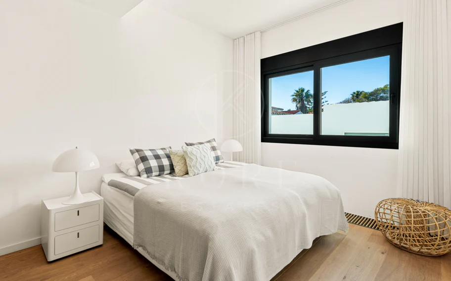 Espectacular villa frente a la playa con acceso directo al mar en Costabella, Marbella
