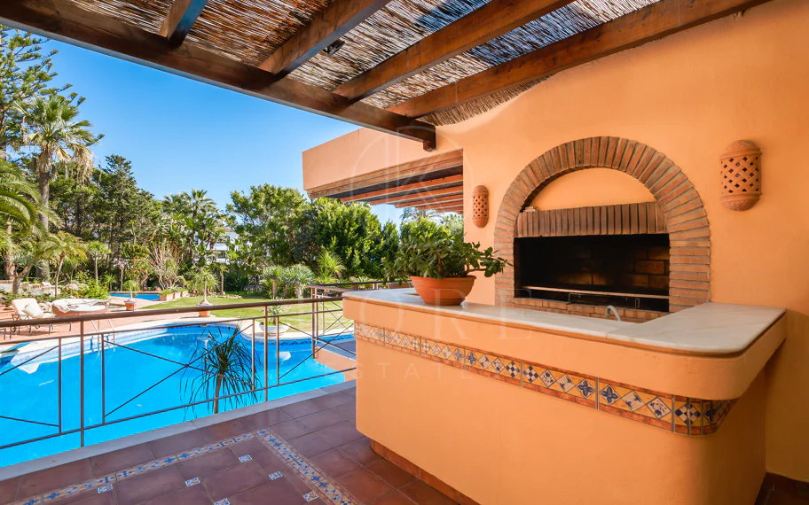 Villa en venta en Hacienda Beach, Estepona Este