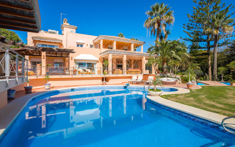 Villa en venta en Hacienda Beach, Estepona Este