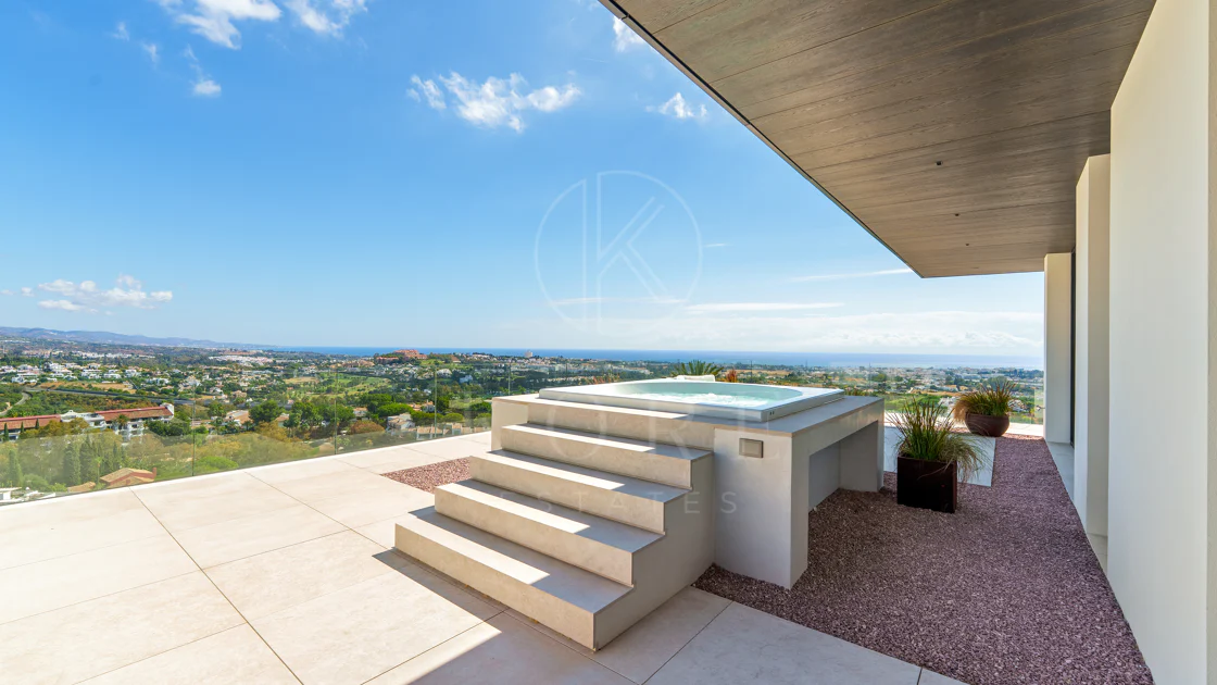 Villa for sale in El Herrojo, Benahavis