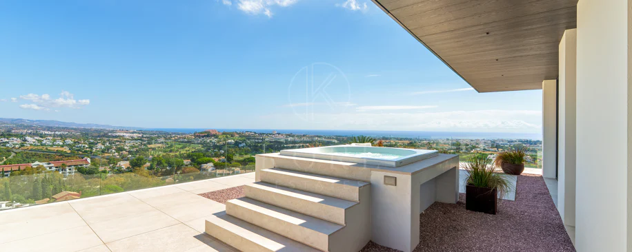 Villa for sale in El Herrojo, Benahavis