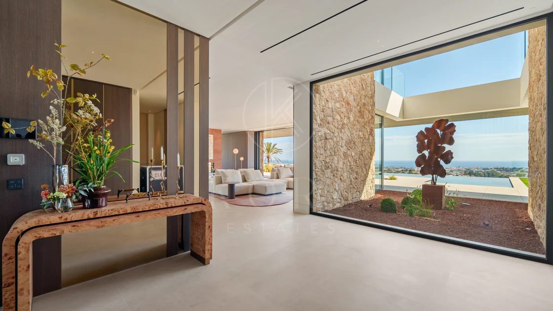 Villa for sale in El Herrojo, Benahavis