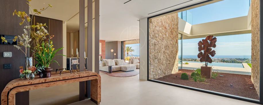 Villa for sale in El Herrojo, Benahavis