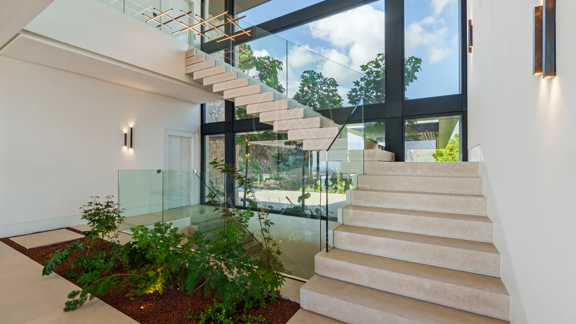 Villa for sale in El Herrojo, Benahavis