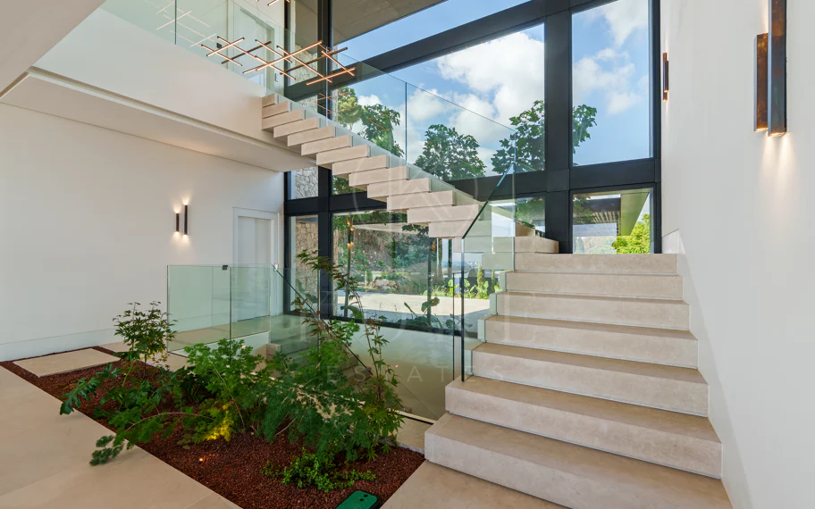 Villa en venta en El Herrojo, Benahavis
