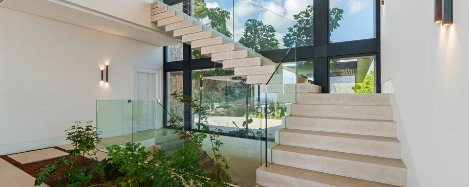 Villa for sale in El Herrojo, Benahavis