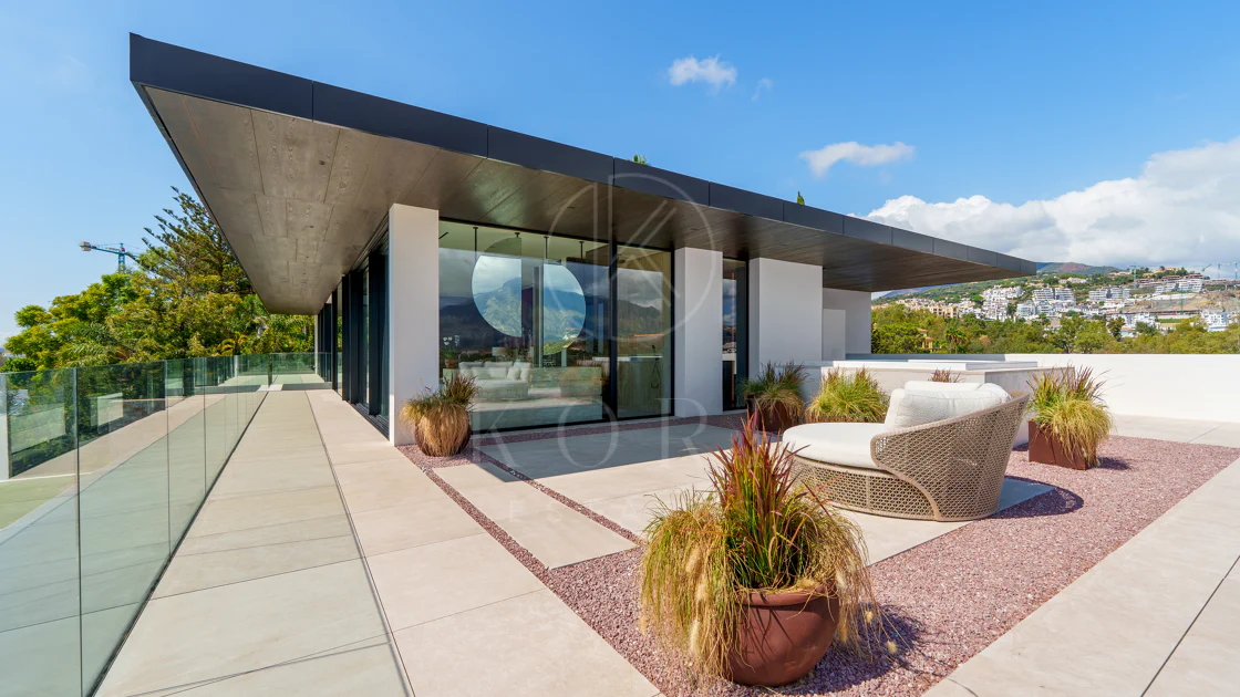 Villa for sale in El Herrojo, Benahavis