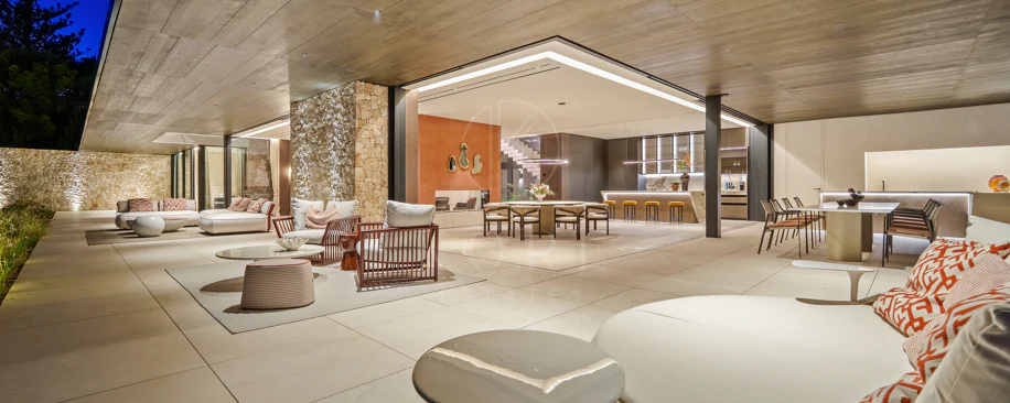 Villa for sale in El Herrojo, Benahavis