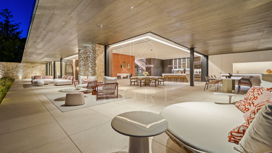 Villa for sale in El Herrojo, Benahavis