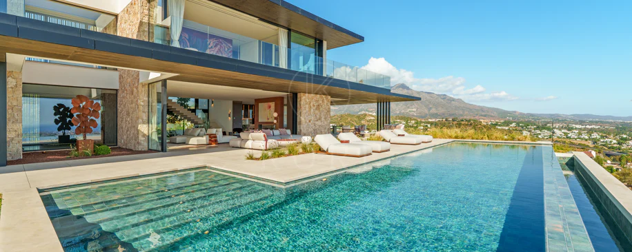 Villa for sale in El Herrojo, Benahavis