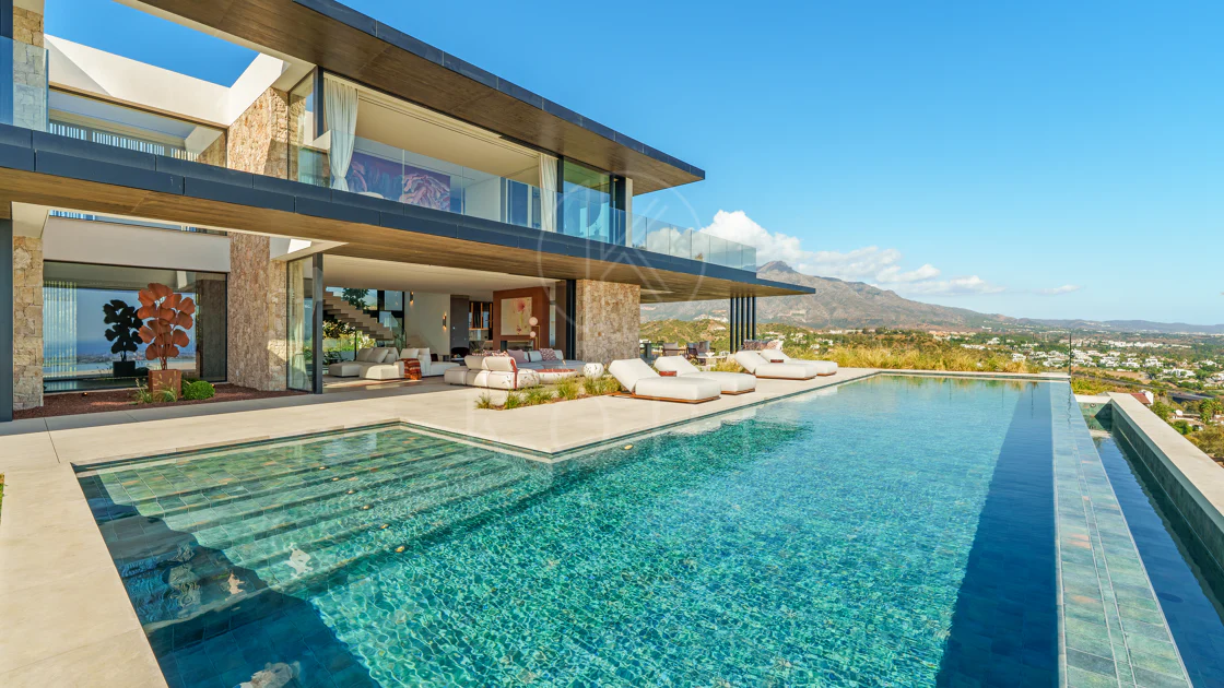 Villa for sale in El Herrojo, Benahavis