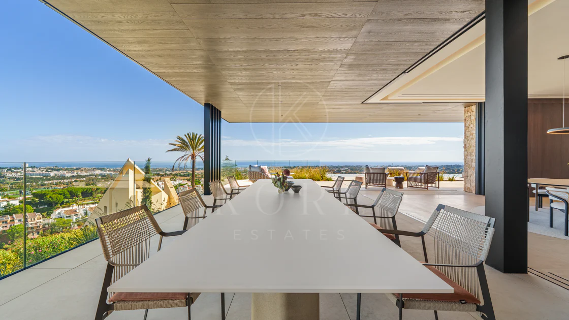 Villa for sale in El Herrojo, Benahavis