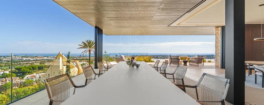 Villa for sale in El Herrojo, Benahavis