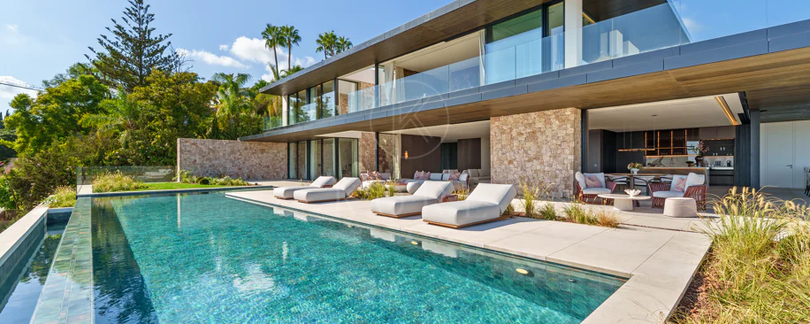 Villa for sale in El Herrojo, Benahavis