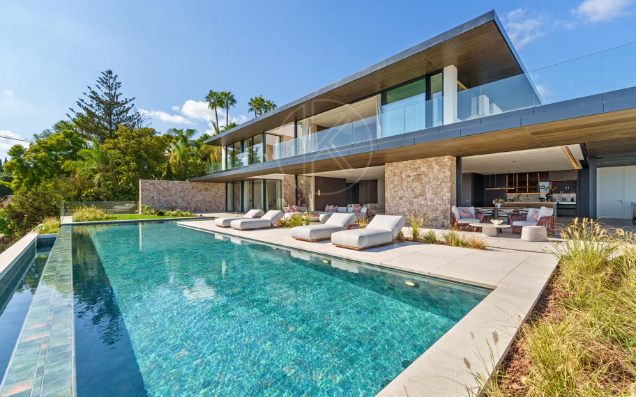 Villa en venta en El Herrojo, Benahavis