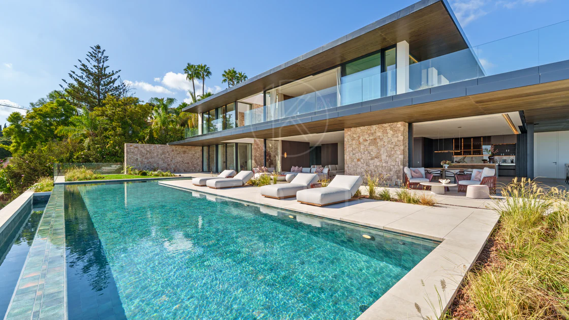 Villa for sale in El Herrojo, Benahavis