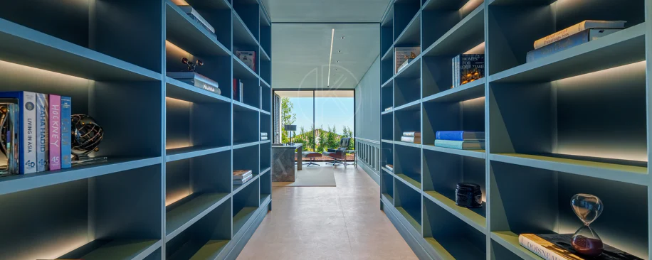 Villa for sale in El Herrojo, Benahavis