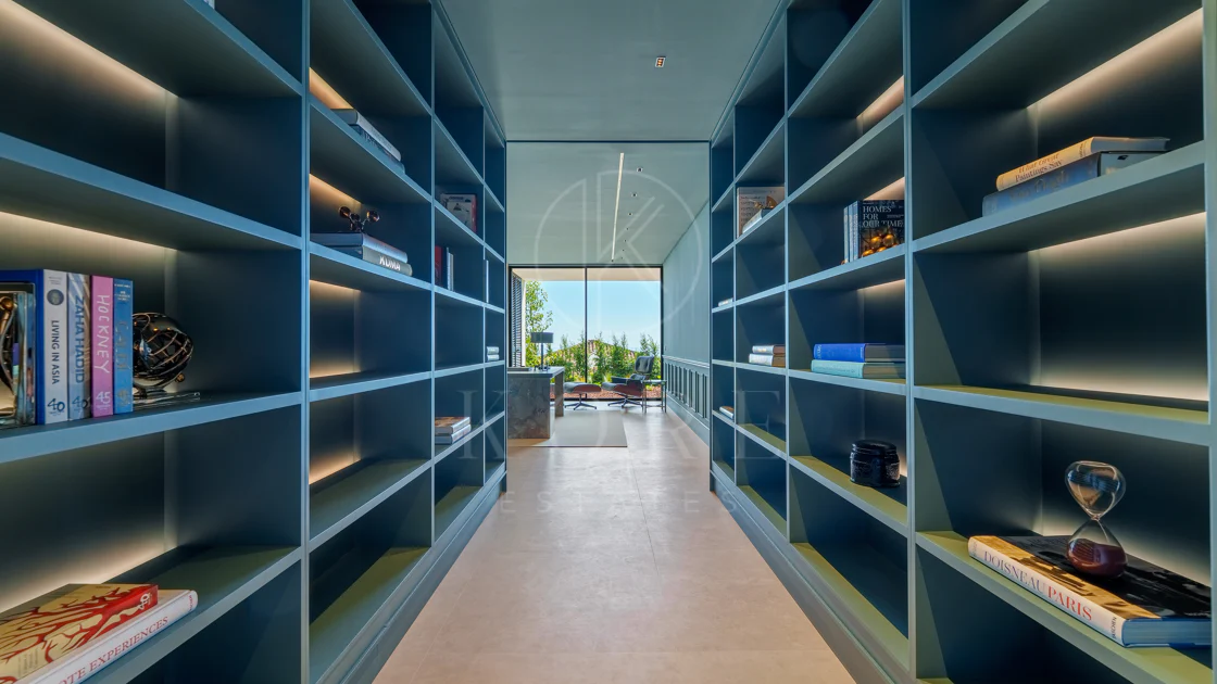 Villa for sale in El Herrojo, Benahavis