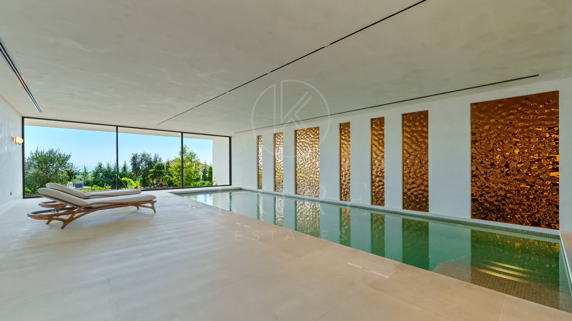Villa for sale in El Herrojo, Benahavis