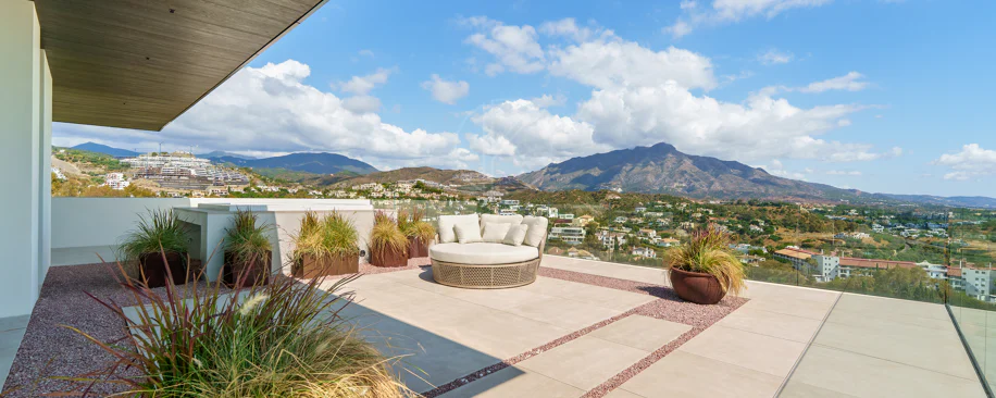 Villa for sale in El Herrojo, Benahavis