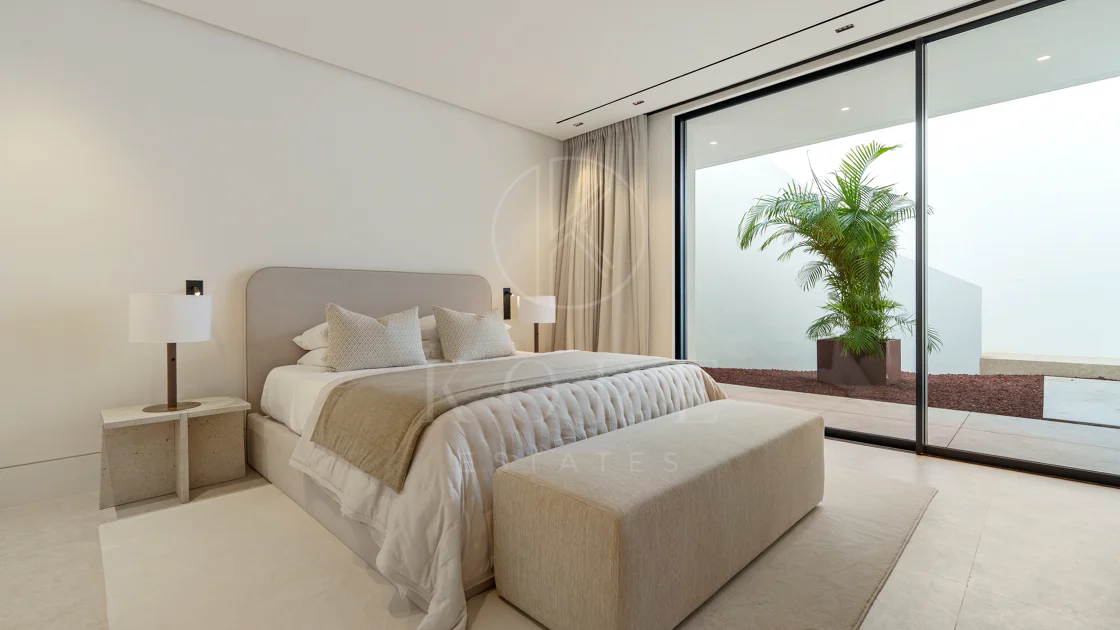 Villa for sale in El Herrojo, Benahavis