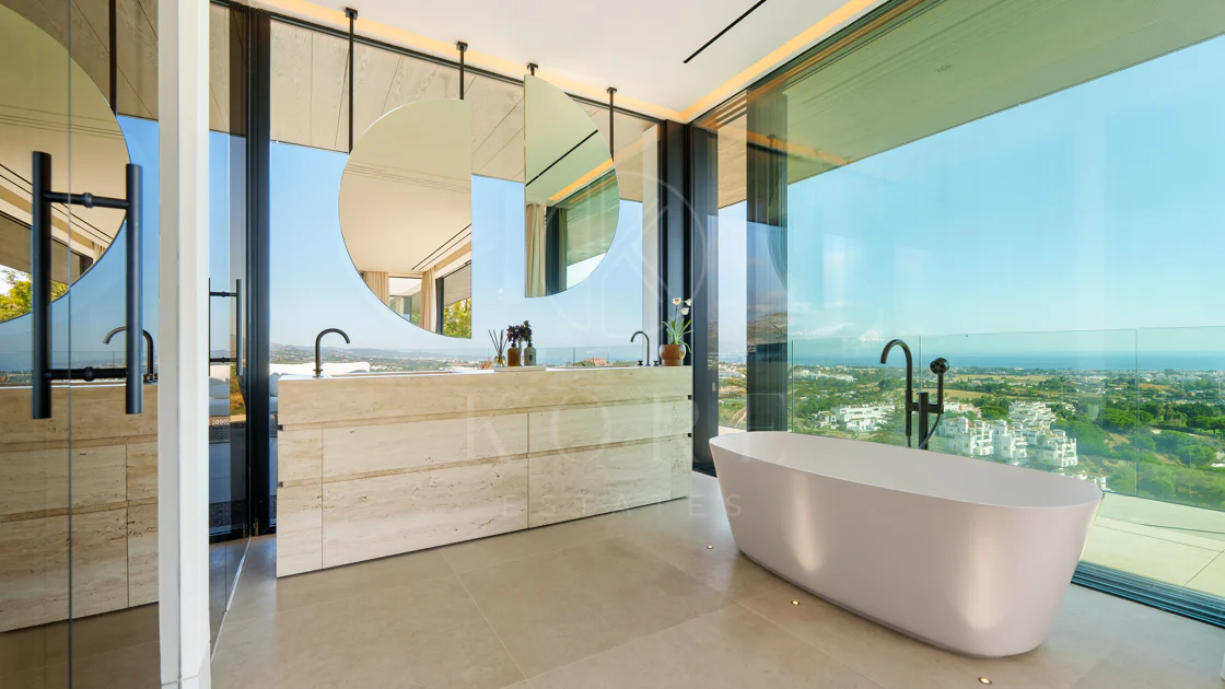 Villa for sale in El Herrojo, Benahavis