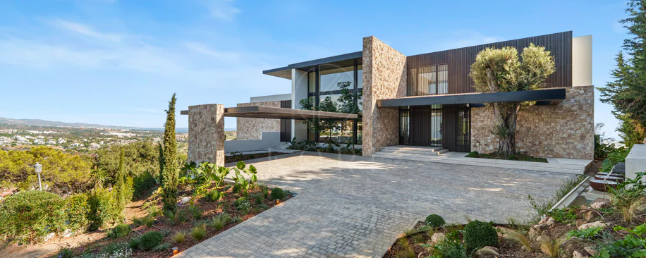 Villa for sale in El Herrojo, Benahavis