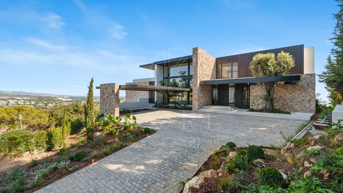 Villa for sale in El Herrojo, Benahavis