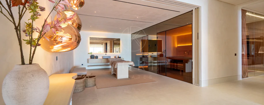 Villa for sale in El Herrojo, Benahavis