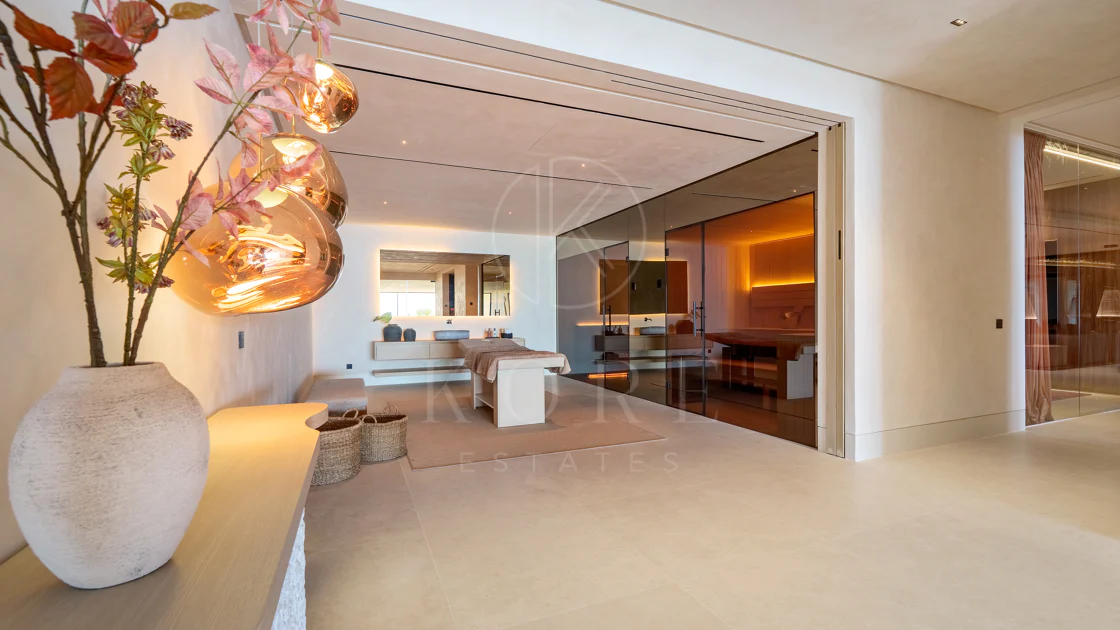 Villa for sale in El Herrojo, Benahavis