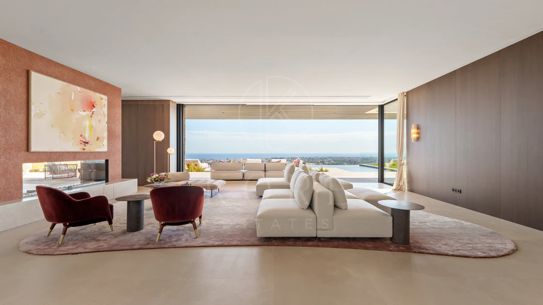 Villa for sale in El Herrojo, Benahavis