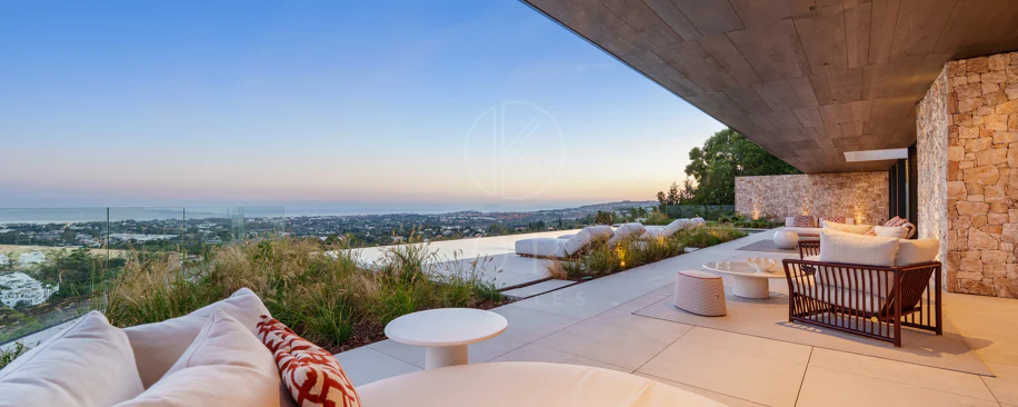 Villa for sale in El Herrojo, Benahavis